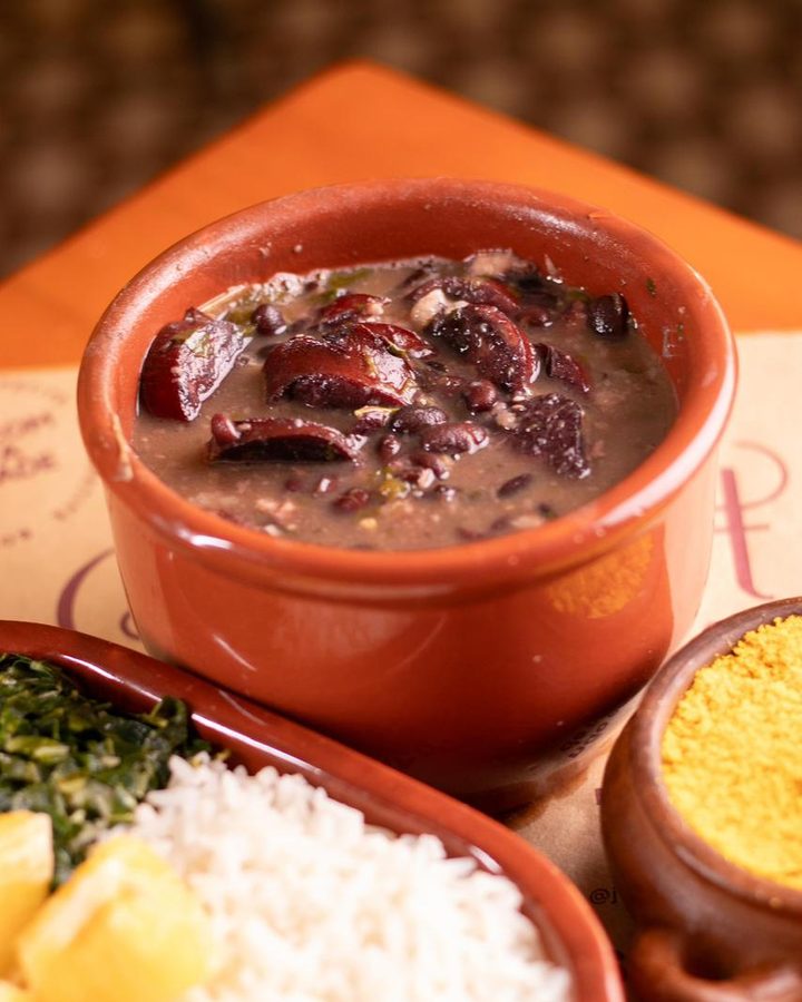 Feijoada na panela de barro, com arroz, couve e farofa ao lado