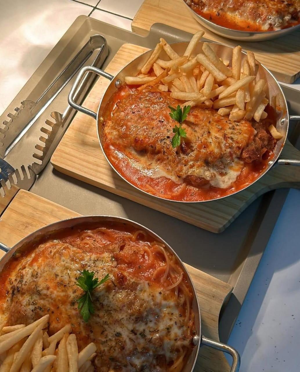 Filé à parmegiana servido na frigideira com fritas