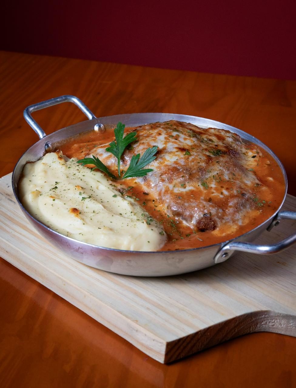 Filé à parmegiana servido na frigideira com purê de batata
